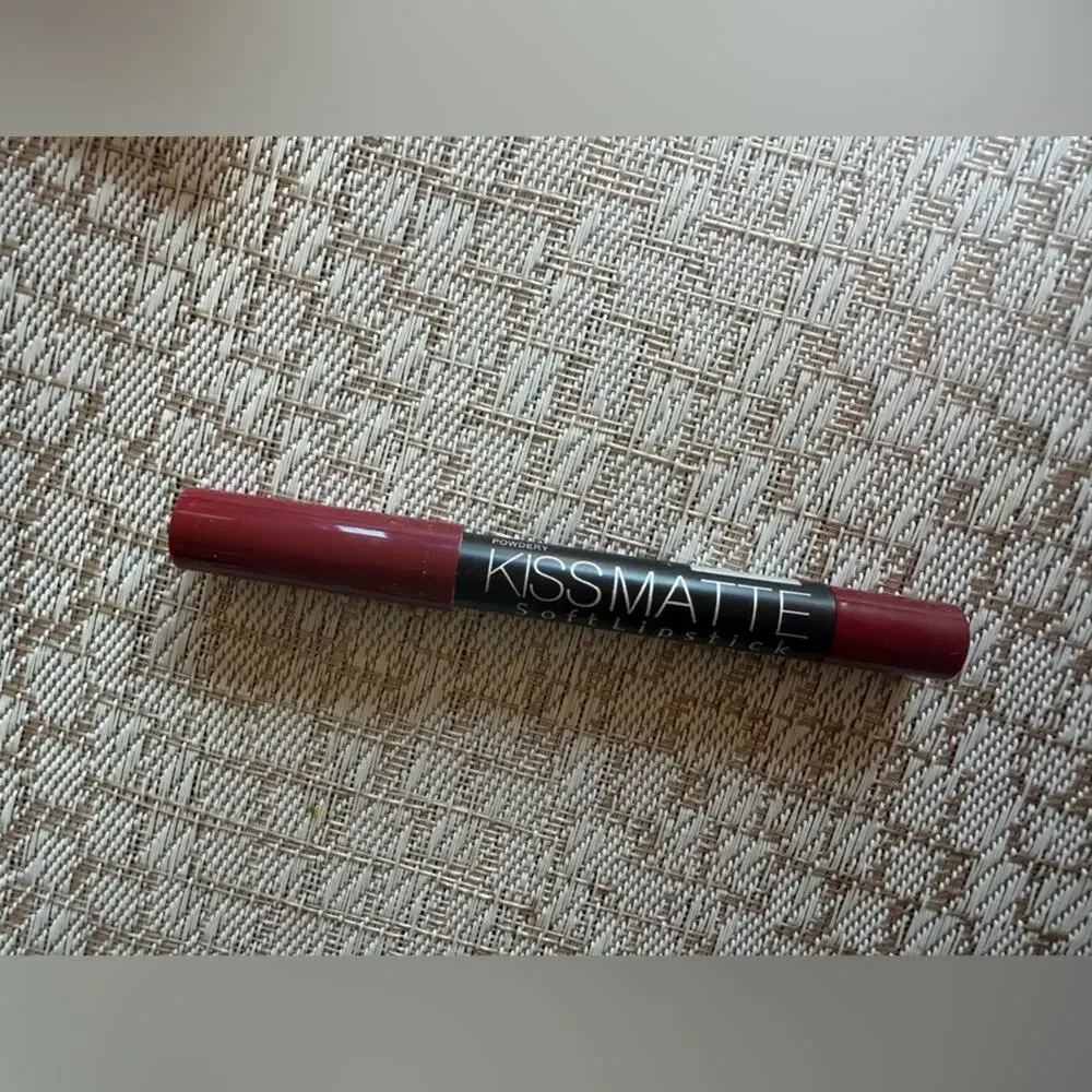 DNM Beauty KisSMatte liquid lipstick in the shade Flowing Golden.NEW